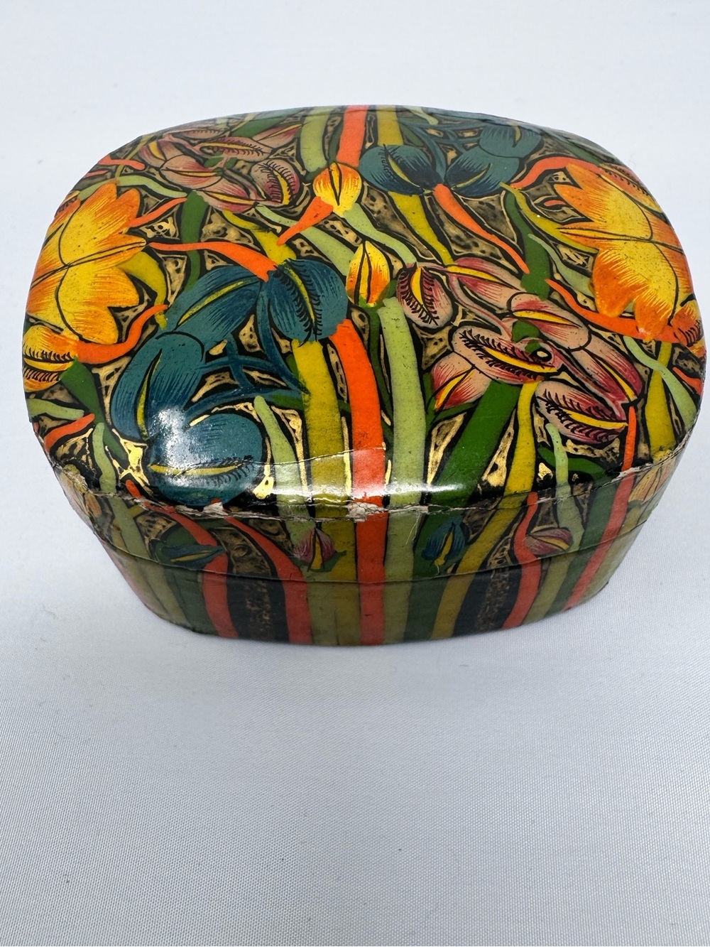 Lacquered papier-mâché trinket box with floral decoration from Kashmir, India